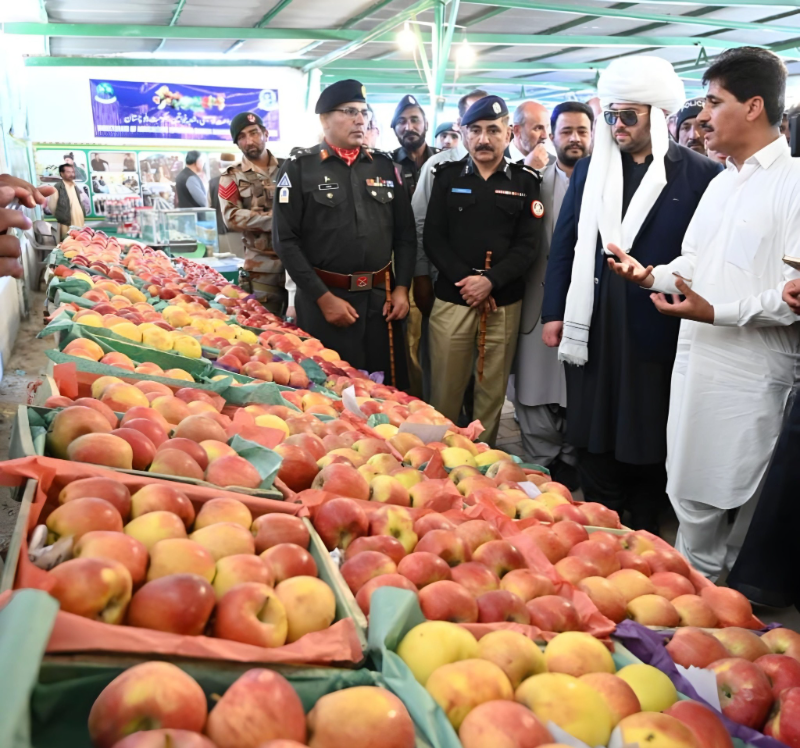 Mr. Masood Ahmed Baloch, Director General Agriculture Extension, briefing the guest on Sibi Mela 2025